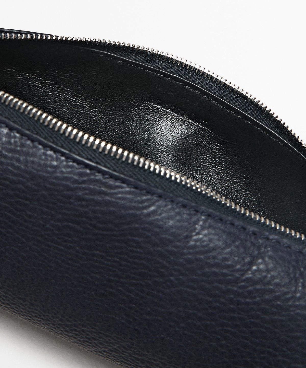 마시모두띠(MASSIMO DUTTI) 나파 가죽 지퍼 파우치