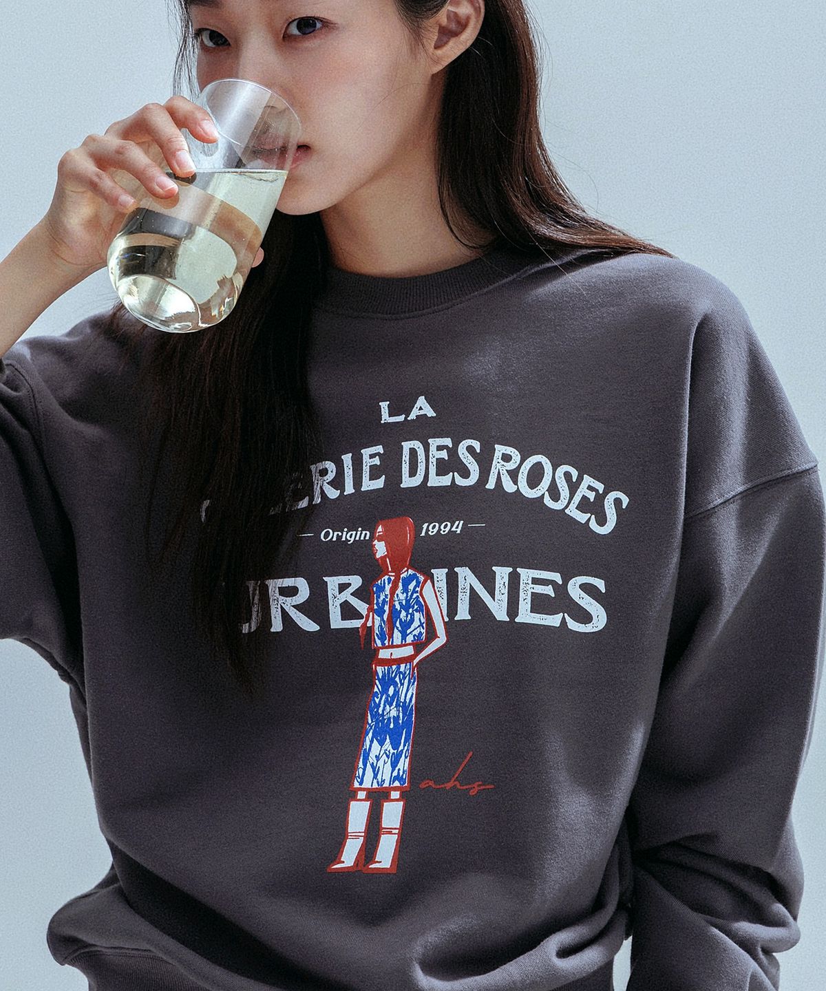 앤하츠(ANNEHEARTS) French Muse Artwork Sweatshirt_CHARCOAL