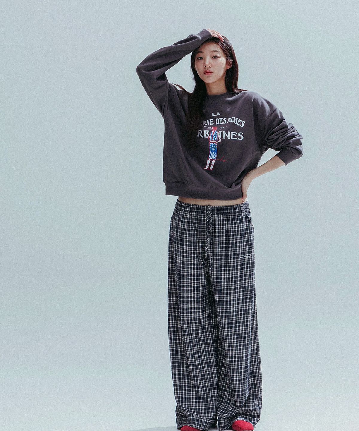 앤하츠(ANNEHEARTS) French Muse Artwork Sweatshirt_CHARCOAL