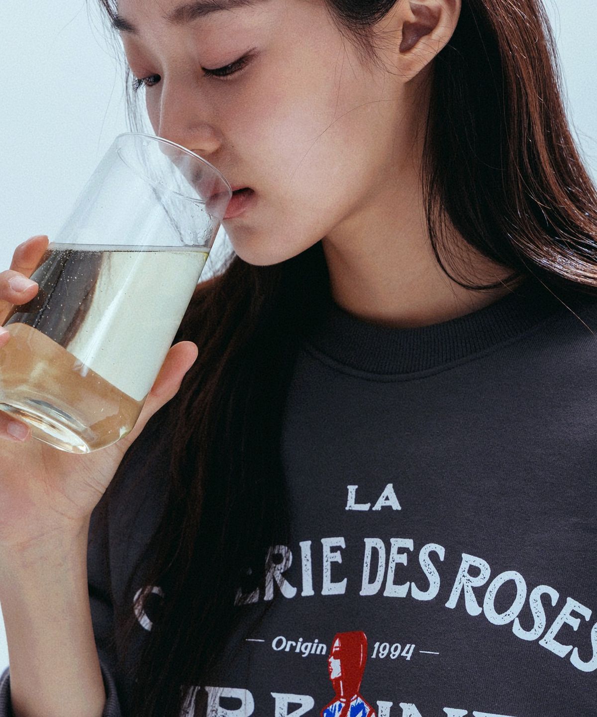 앤하츠(ANNEHEARTS) French Muse Artwork Sweatshirt_CHARCOAL