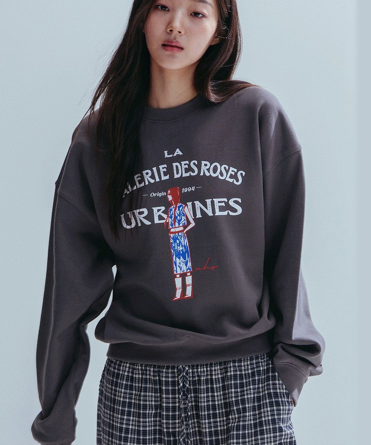 앤하츠(ANNEHEARTS) French Muse Artwork Sweatshirt_CHARCOAL