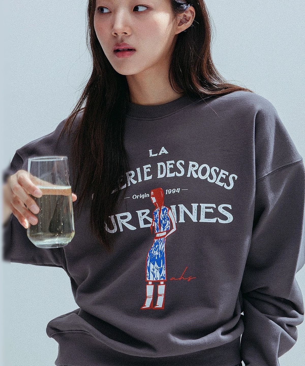 앤하츠(ANNEHEARTS) French Muse Artwork Sweatshirt_CHARCOAL
