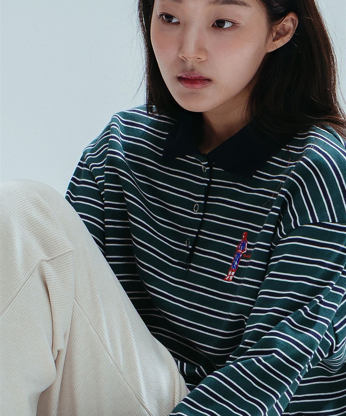 앤하츠(ANNEHEARTS) Girl Emblem Polo Tee_GREEN