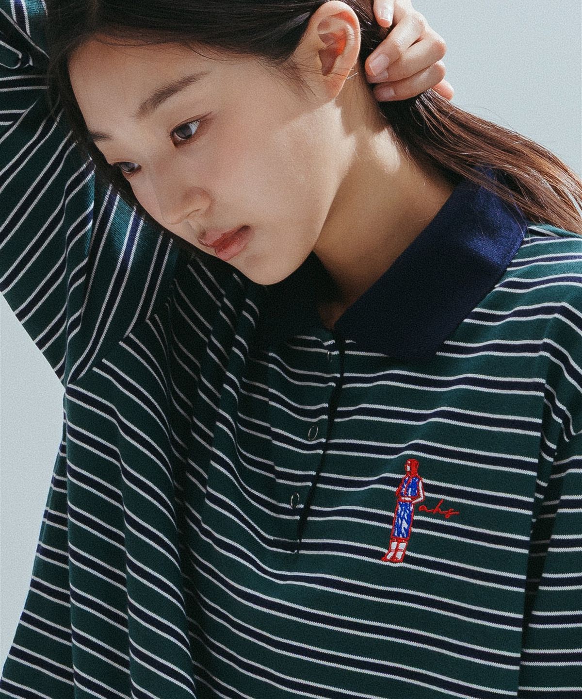 앤하츠(ANNEHEARTS) Girl Emblem Polo Tee_GREEN