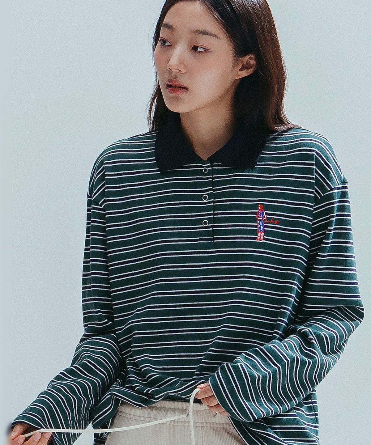 앤하츠(ANNEHEARTS) Girl Emblem Polo Tee_GREEN