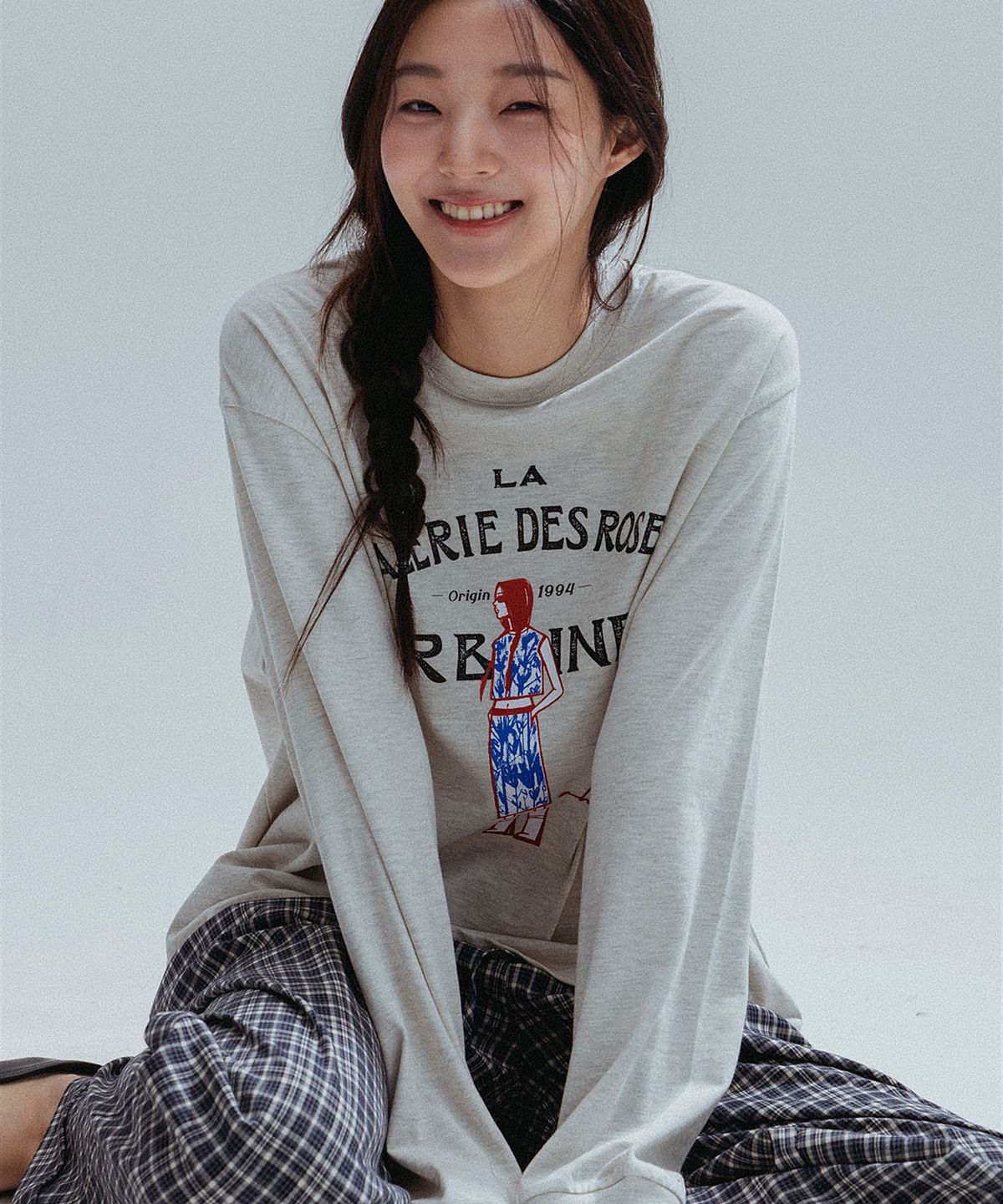 앤하츠(ANNEHEARTS) French Muse Artwork Long Sleeve_OATMEAL