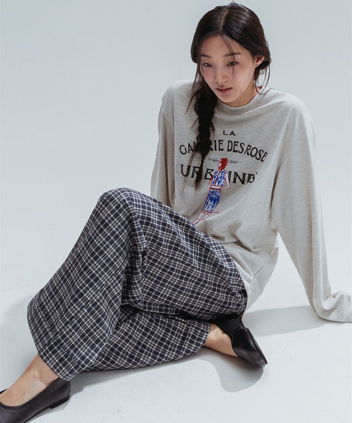 앤하츠(ANNEHEARTS) French Muse Artwork Long Sleeve_OATMEAL