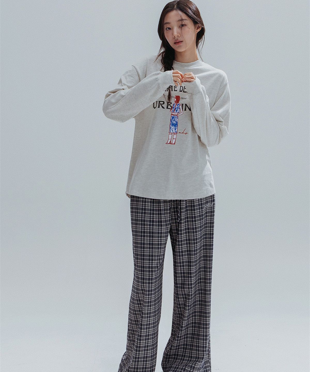 앤하츠(ANNEHEARTS) French Muse Artwork Long Sleeve_OATMEAL