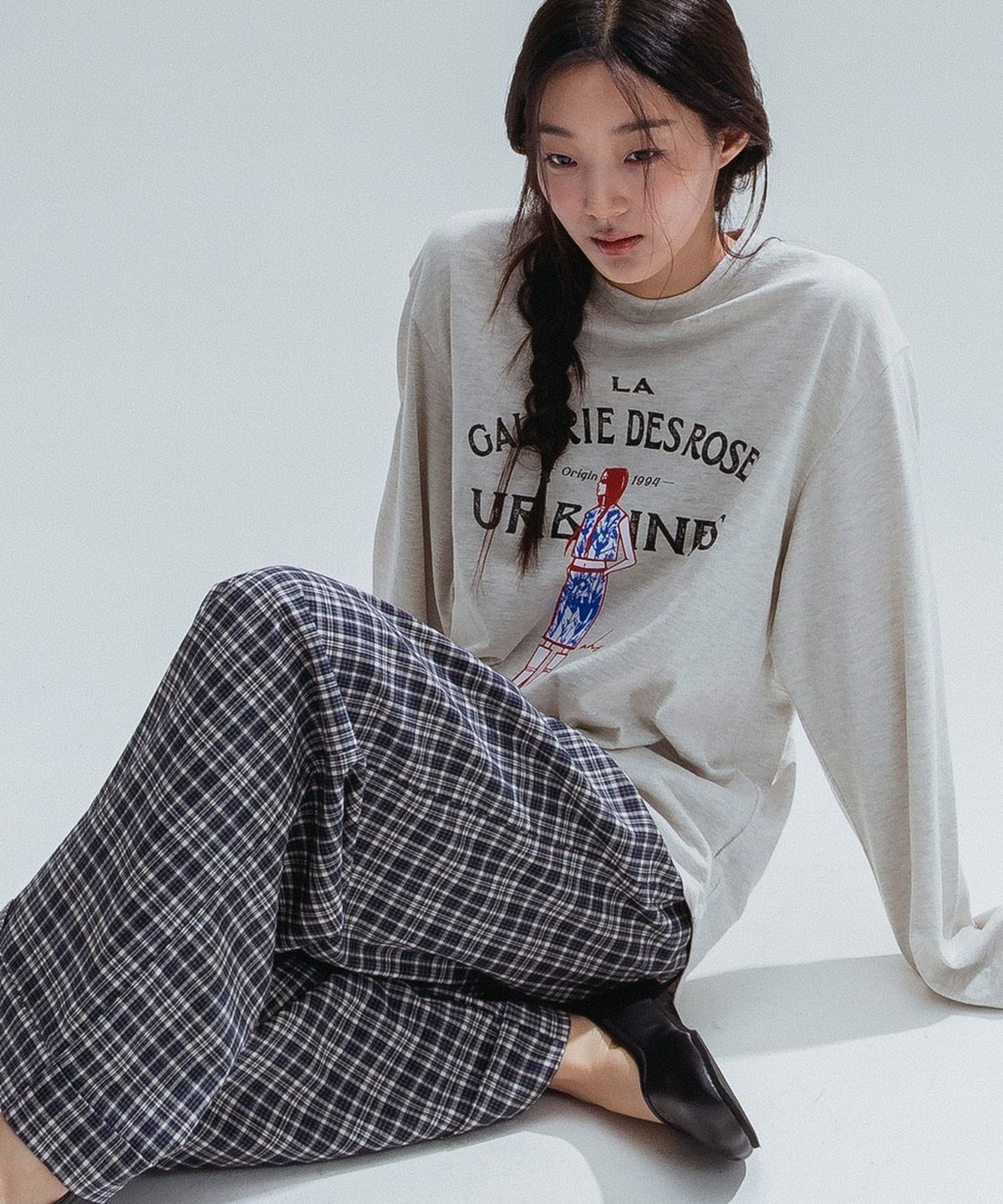 앤하츠(ANNEHEARTS) French Muse Artwork Long Sleeve_OATMEAL