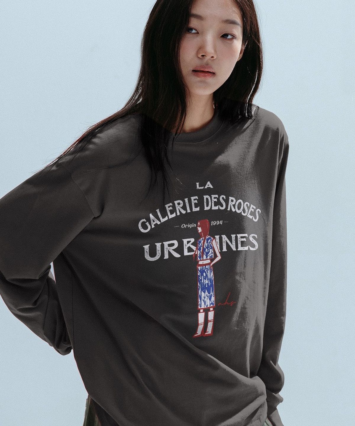 앤하츠(ANNEHEARTS) French Muse Artwork Long Sleeve_CHARCOAL