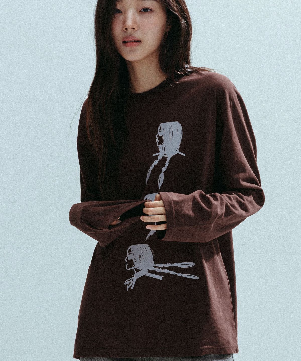 앤하츠(ANNEHEARTS) Three Muse Artwork Long Sleeve_BROWN