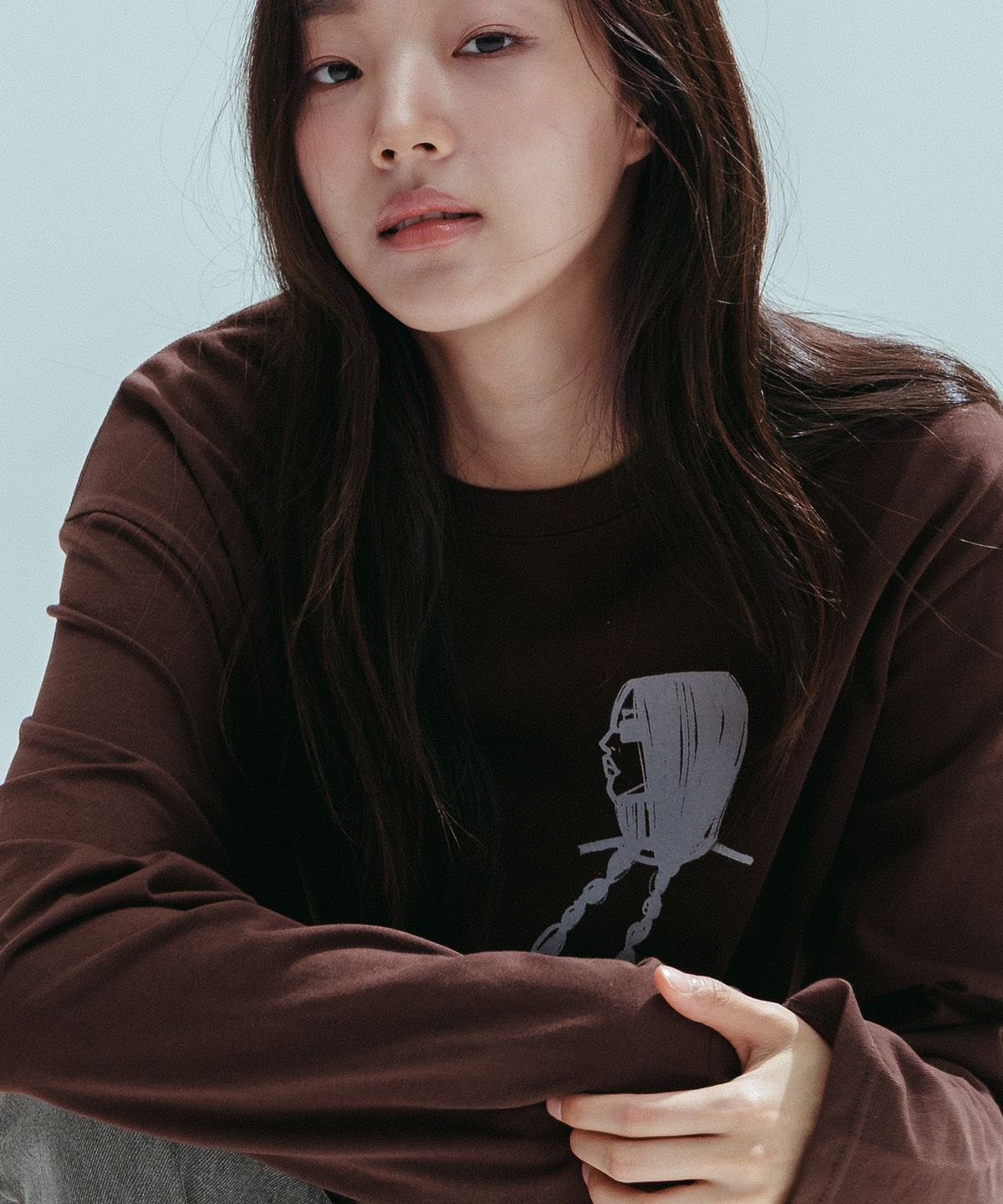 앤하츠(ANNEHEARTS) Three Muse Artwork Long Sleeve_BROWN