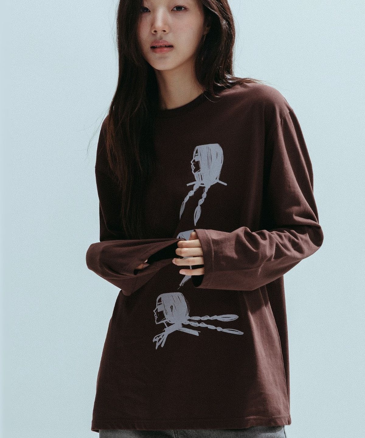 앤하츠(ANNEHEARTS) Three Muse Artwork Long Sleeve_BROWN