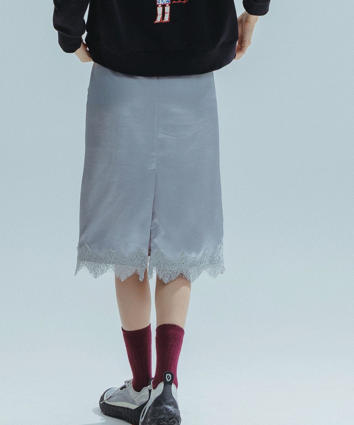 앤하츠(ANNEHEARTS) Satin Lace Midi Skirt_GRAY