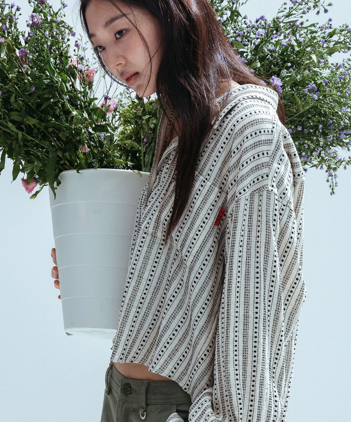 앤하츠(ANNEHEARTS) Stitch Line Stripe Crop Shirt_IVORY