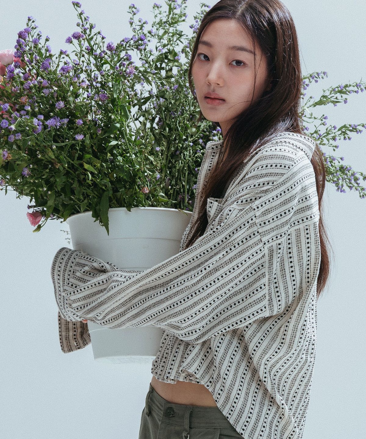 앤하츠(ANNEHEARTS) Stitch Line Stripe Crop Shirt_IVORY