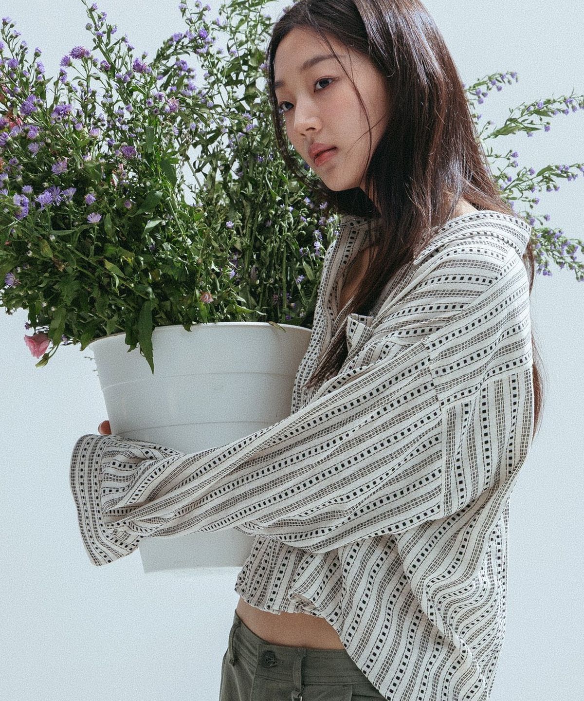 앤하츠(ANNEHEARTS) Stitch Line Stripe Crop Shirt_IVORY