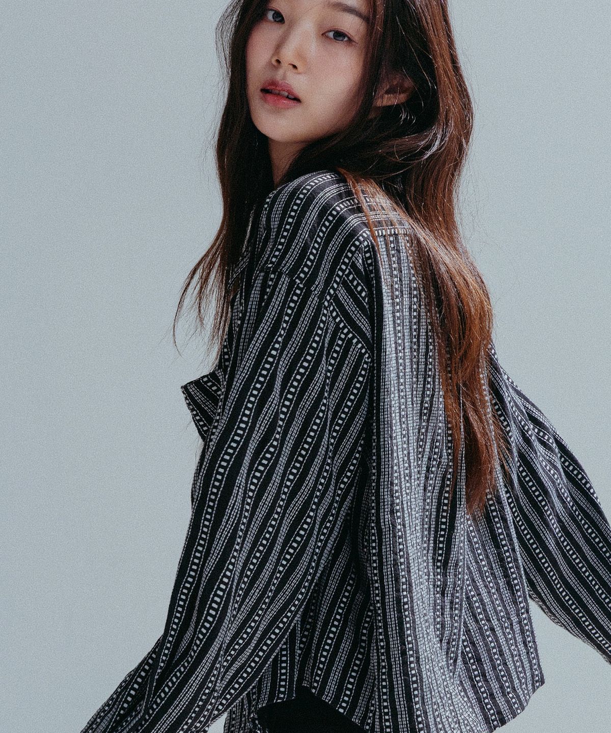 앤하츠(ANNEHEARTS) Stitch Line Stripe Crop Shirt_BLACK