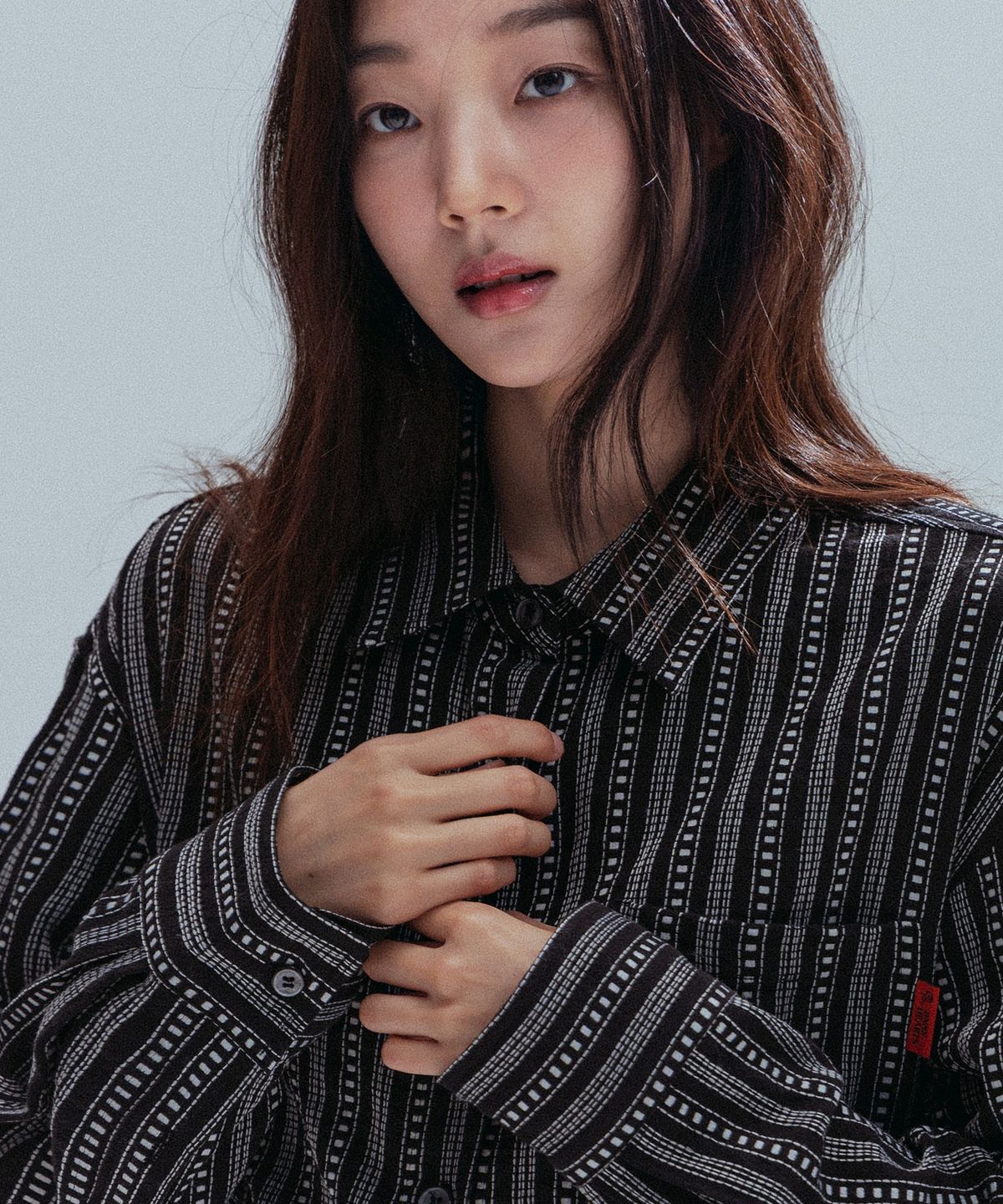 앤하츠(ANNEHEARTS) Stitch Line Stripe Crop Shirt_BLACK