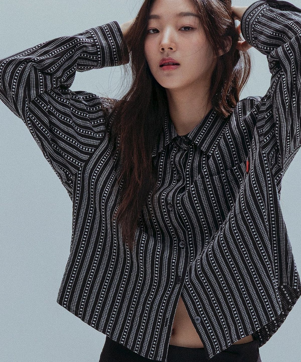 앤하츠(ANNEHEARTS) Stitch Line Stripe Crop Shirt_BLACK