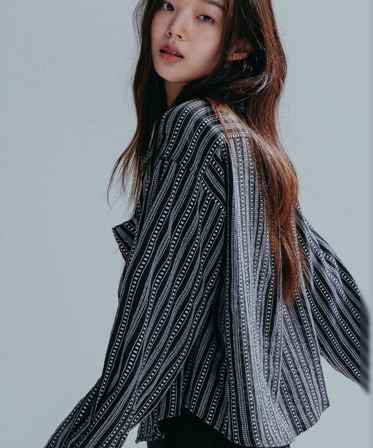 앤하츠(ANNEHEARTS) Stitch Line Stripe Crop Shirt_BLACK