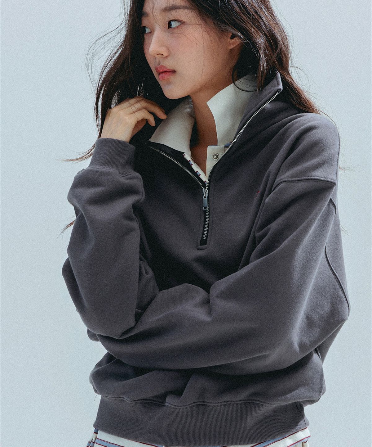 앤하츠(ANNEHEARTS) Walking Girl Archive Half Zip-Up_CHARCOAL