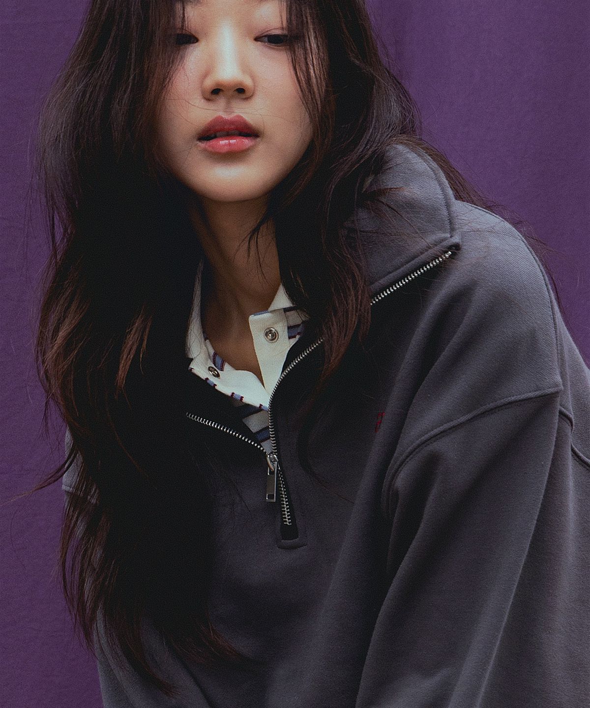 앤하츠(ANNEHEARTS) Walking Girl Archive Half Zip-Up_CHARCOAL