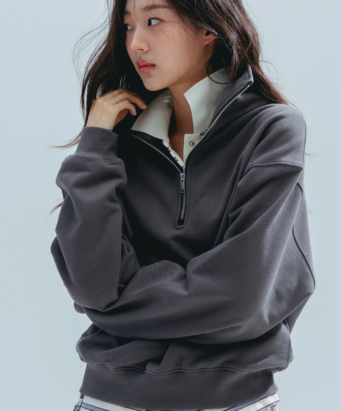 앤하츠(ANNEHEARTS) Walking Girl Archive Half Zip-Up_CHARCOAL