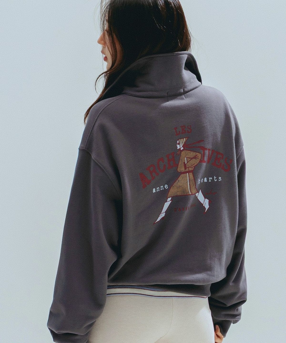 앤하츠(ANNEHEARTS) Walking Girl Archive Half Zip-Up_CHARCOAL