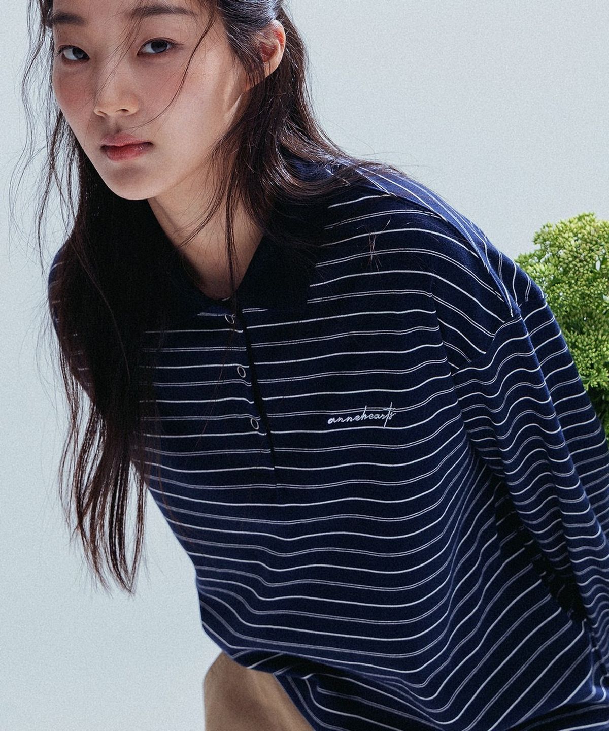 앤하츠(ANNEHEARTS) Pin Stripe Collar Polo Tee_NAVY