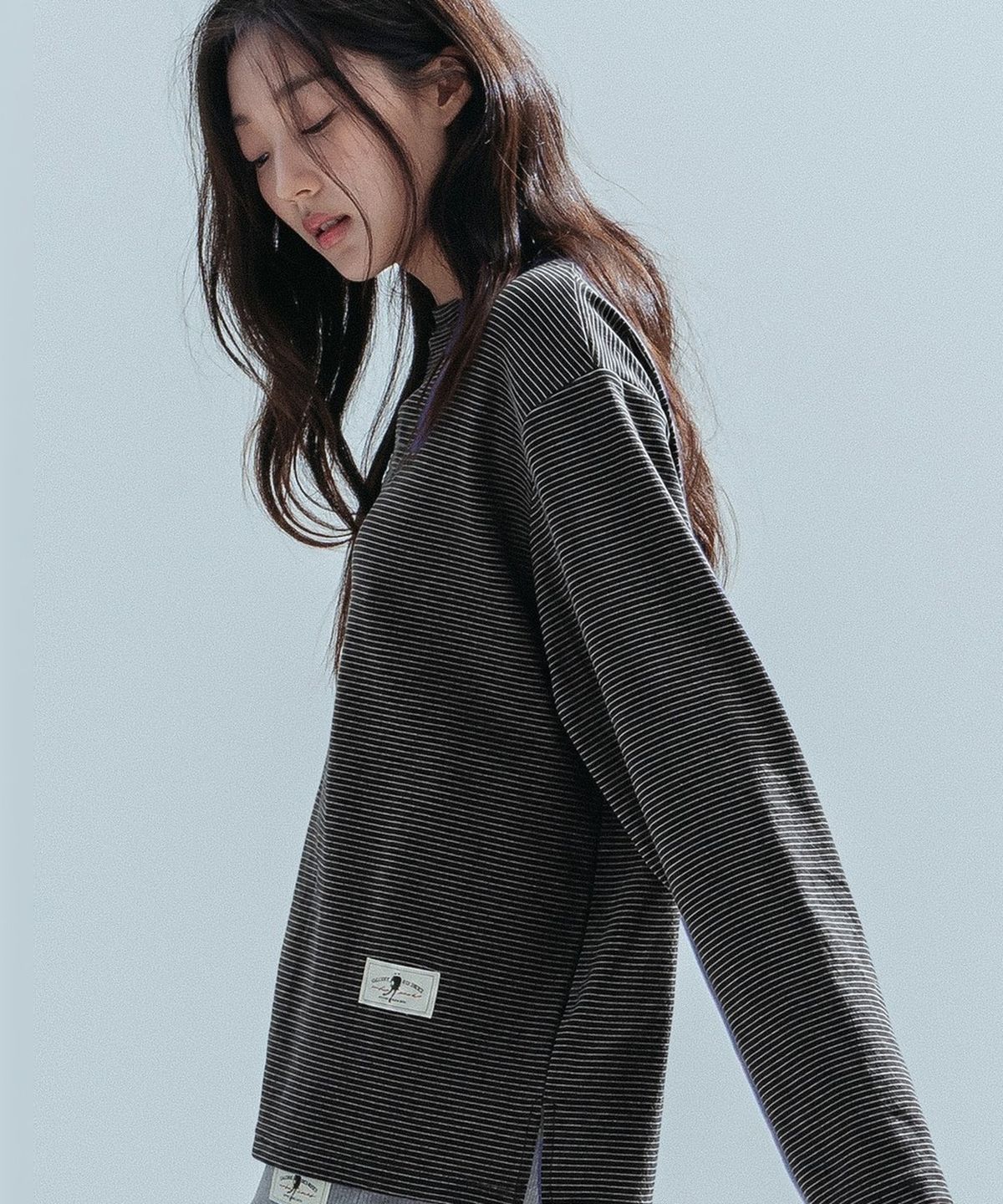앤하츠(ANNEHEARTS) Fine Stripe Round Tee_BLACK