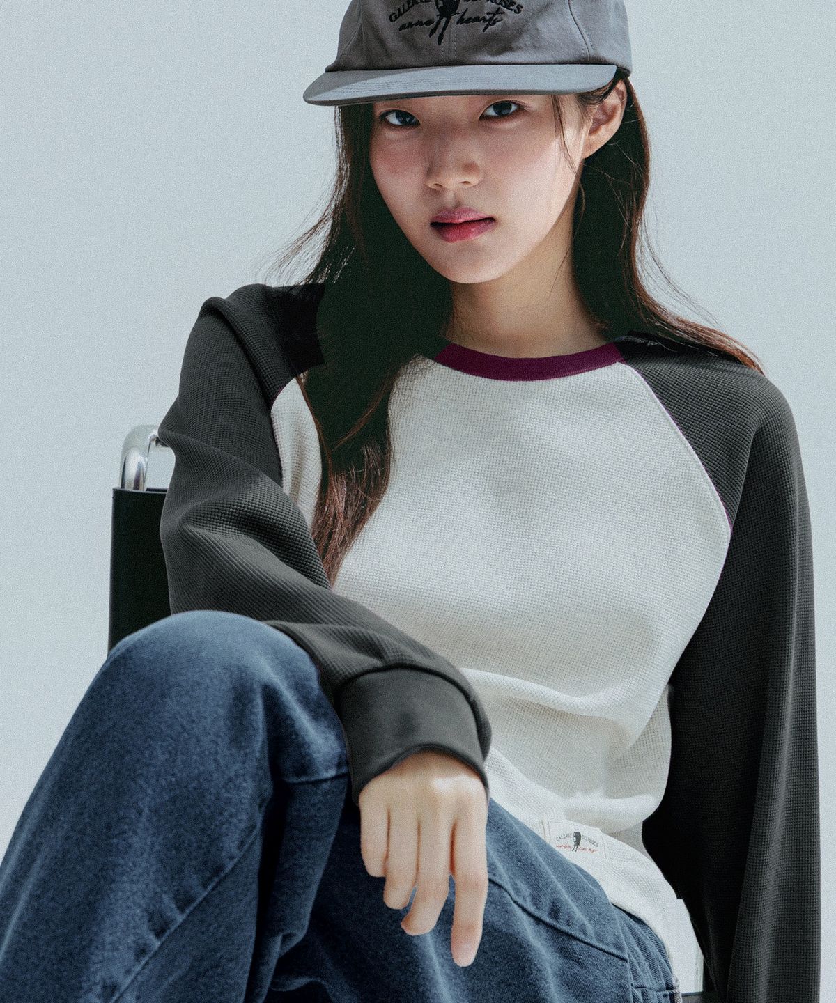 앤하츠(ANNEHEARTS) Waffle Color Block Raglan Tee_CHARCOAL