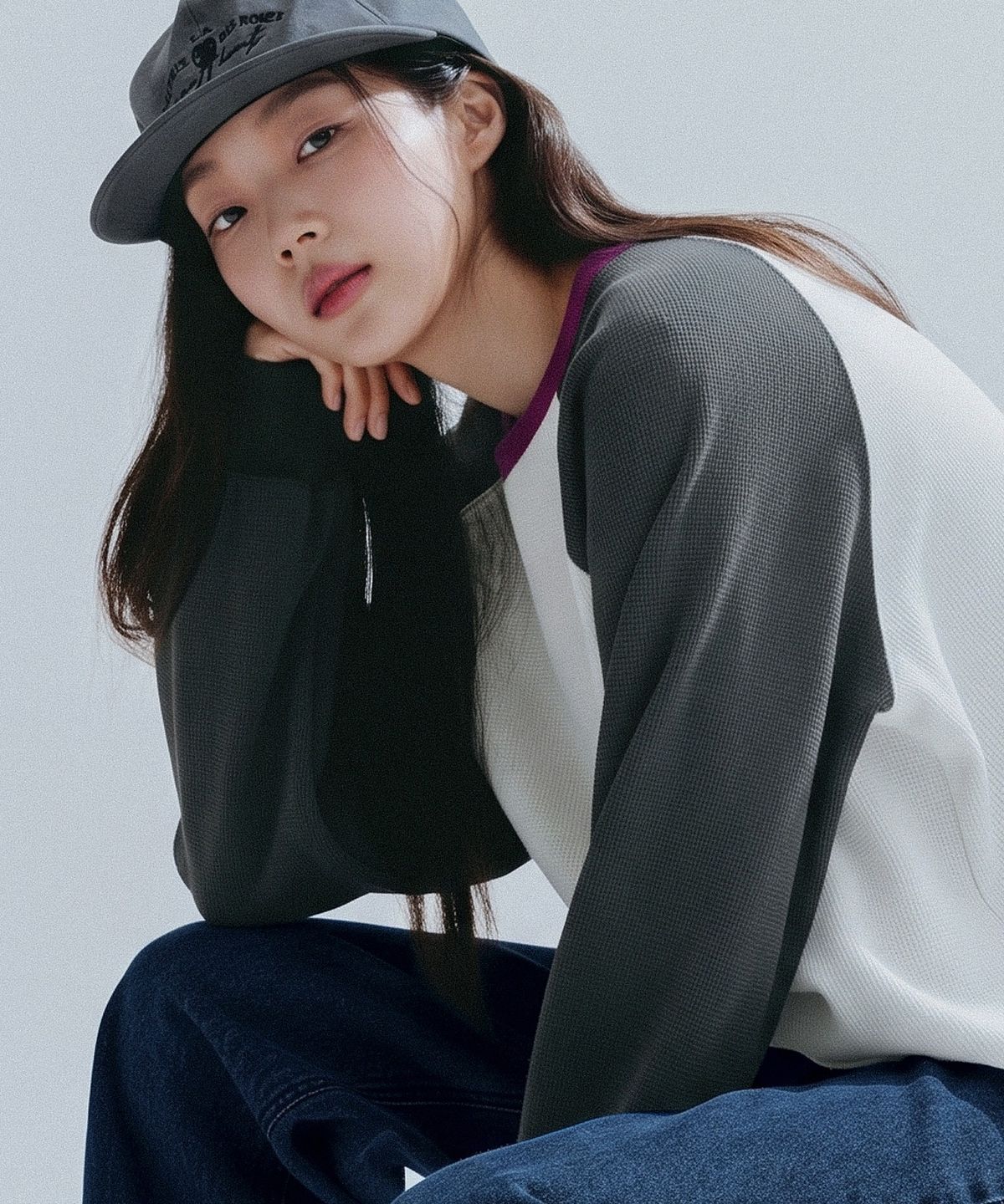 앤하츠(ANNEHEARTS) Waffle Color Block Raglan Tee_CHARCOAL