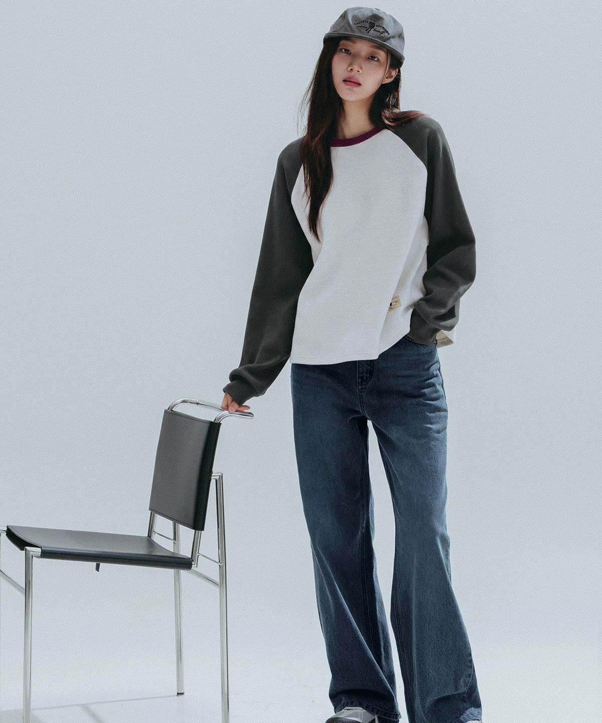 앤하츠(ANNEHEARTS) Waffle Color Block Raglan Tee_CHARCOAL