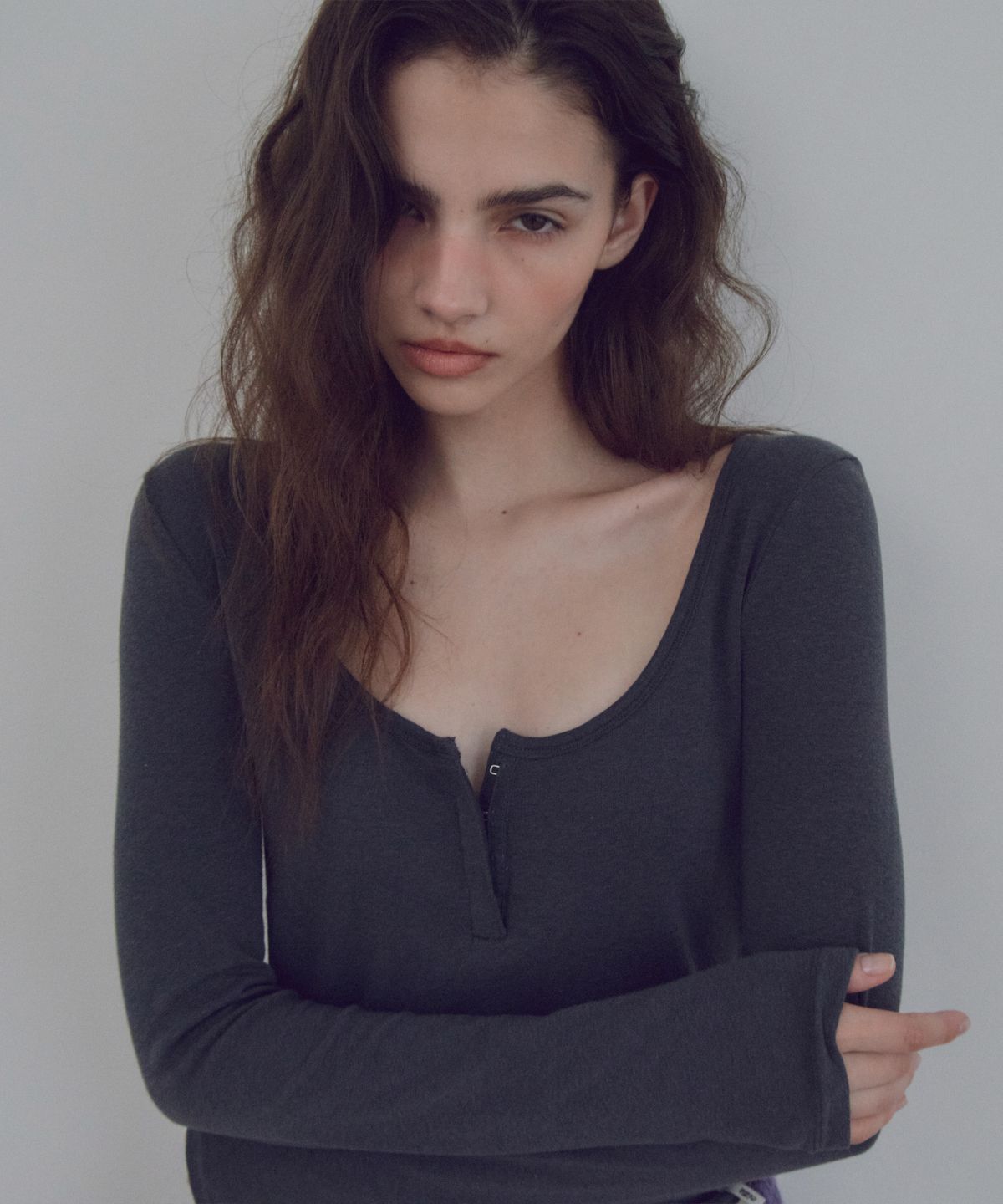 씨타(CITTA) Hook and Eye Henley T-Shirt_CTT3032(Charcoal)