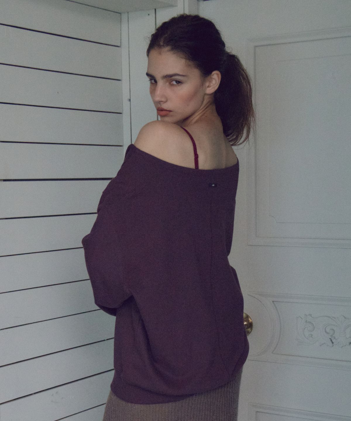 씨타(CITTA) Off-Shoulder Applique Sweatshirt_CTT3042(Burgundy)