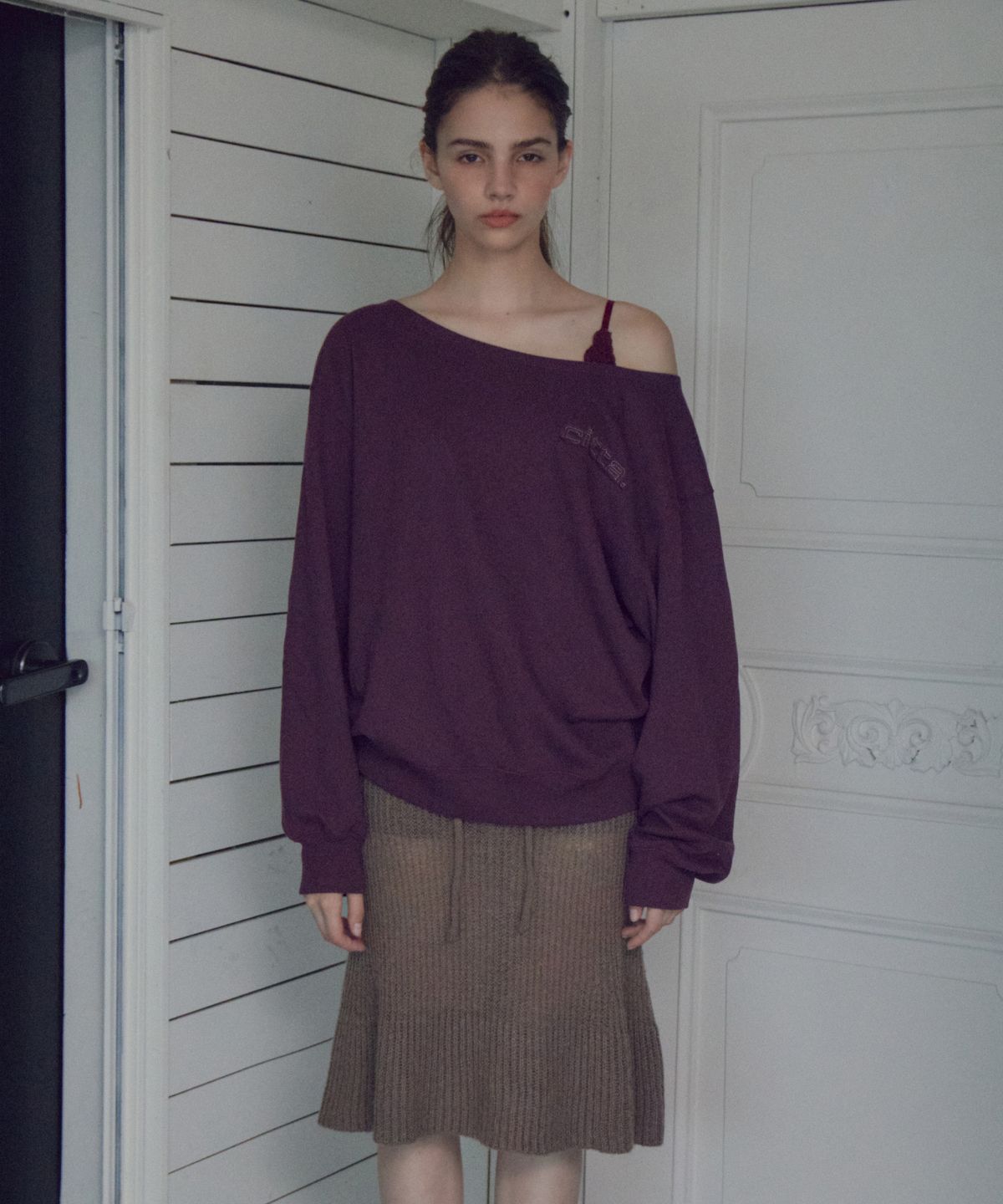 씨타(CITTA) Off-Shoulder Applique Sweatshirt_CTT3042(Burgundy)