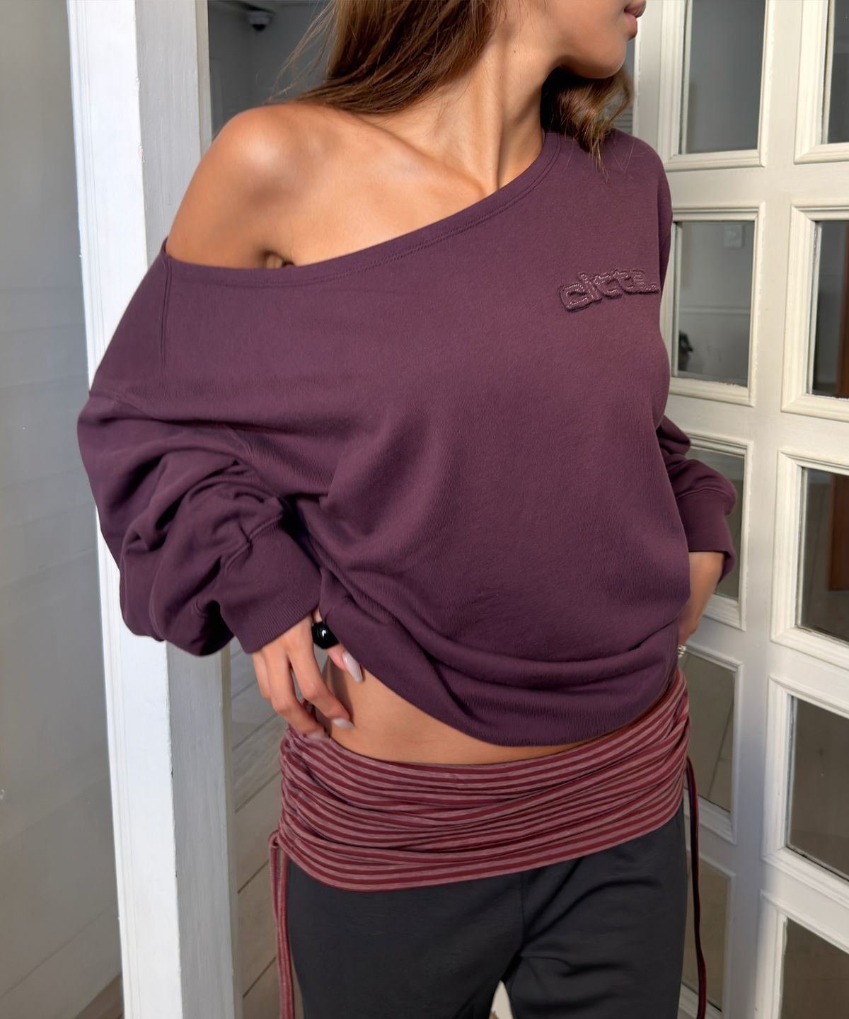 씨타(CITTA) Off-Shoulder Applique Sweatshirt_CTT3042(Burgundy)