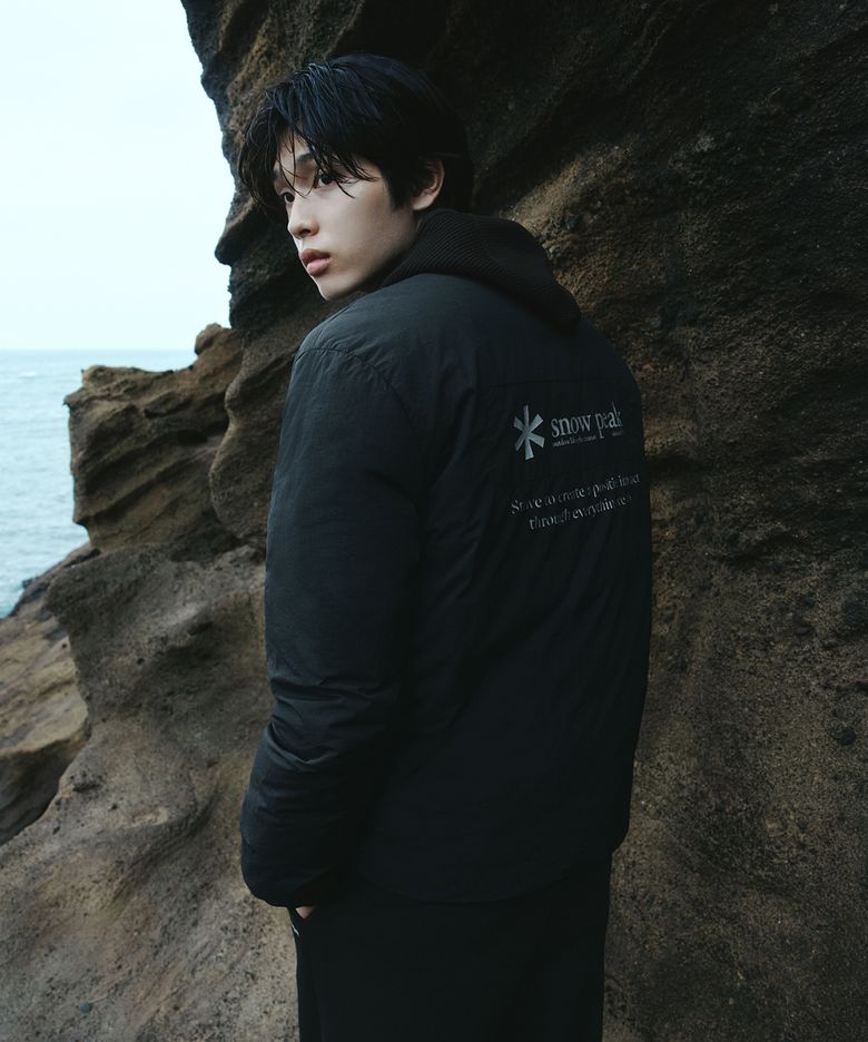 랜드 우븐 패치 경량 다운 자켓 (S26WMGDJ62) Dark Charcoal