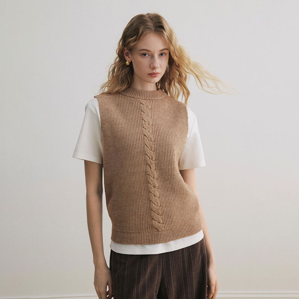 와이와이아이엠(YYIAM) YY_Layered horn button vest top