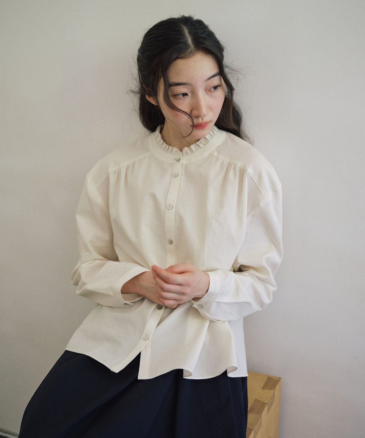 스텝어라운드(STEP AROUND) Ruffle Shirring Cotton Blouse_CREAM