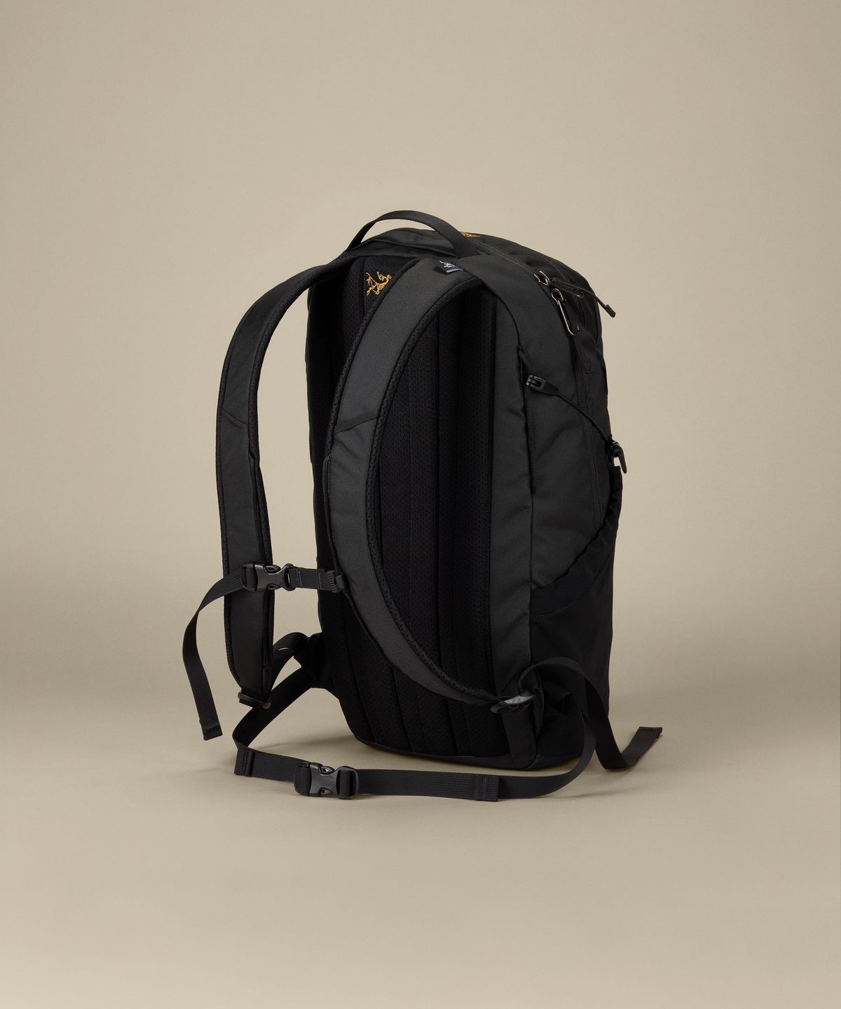 아크테릭스(ARCTERYX) 맨티스 16 백팩 - BLACK / ABQFU10636