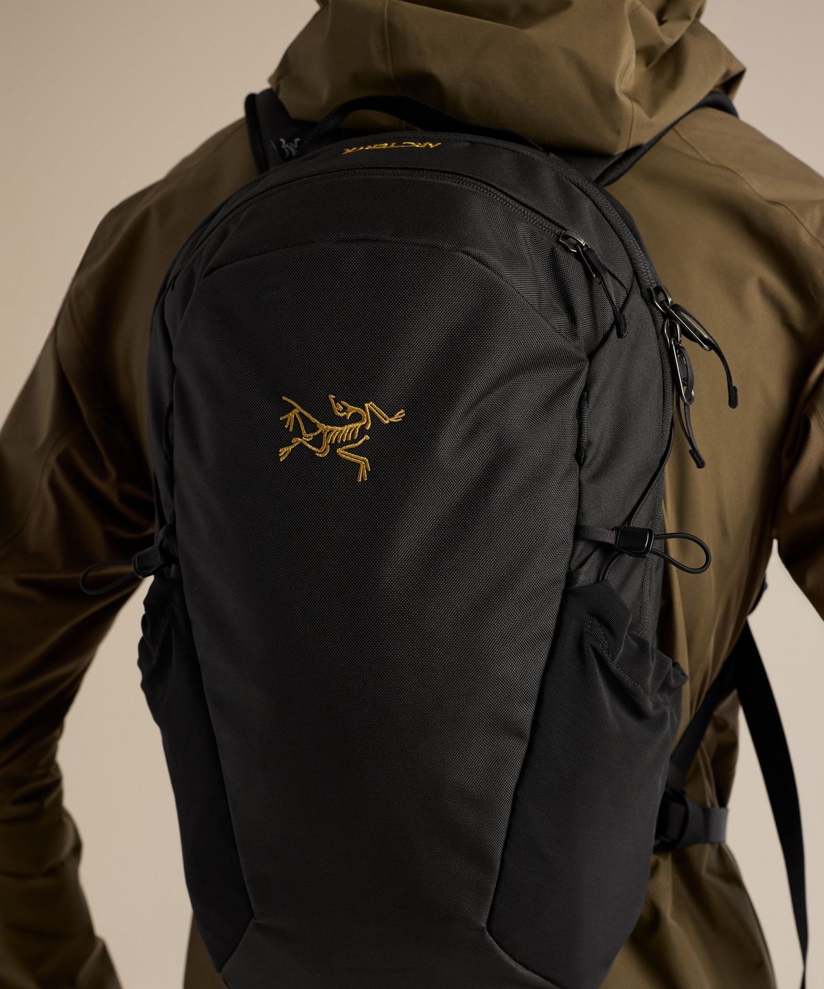 아크테릭스(ARCTERYX) 맨티스 16 백팩 - BLACK / ABQFU10636