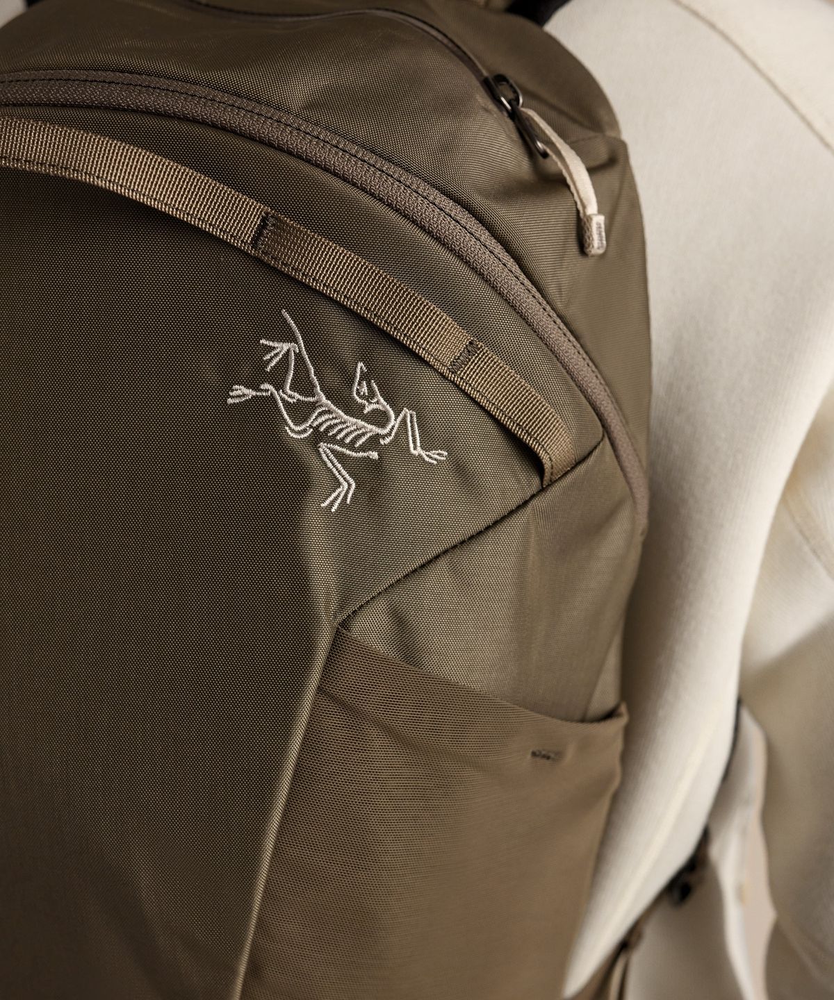아크테릭스(ARCTERYX) 엑시오스 10 백팩 - MONGOOSE / ABQFU10707