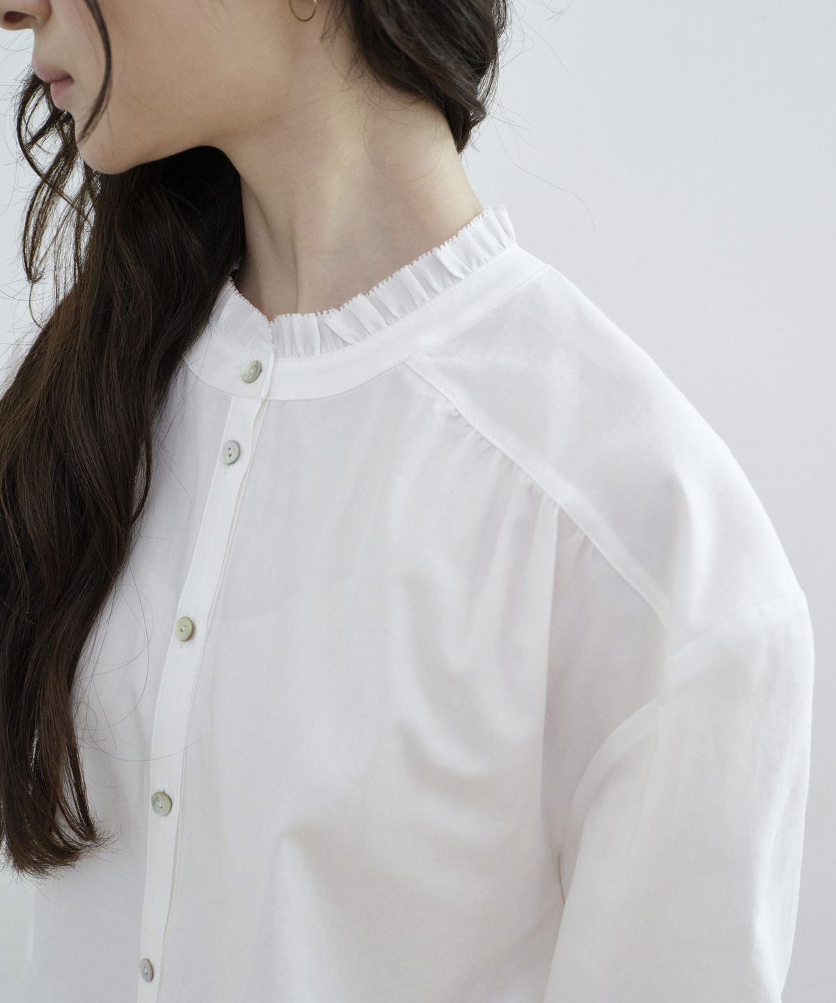 스텝어라운드(STEP AROUND) Ruffle Shirring Cotton Blouse_WHITE