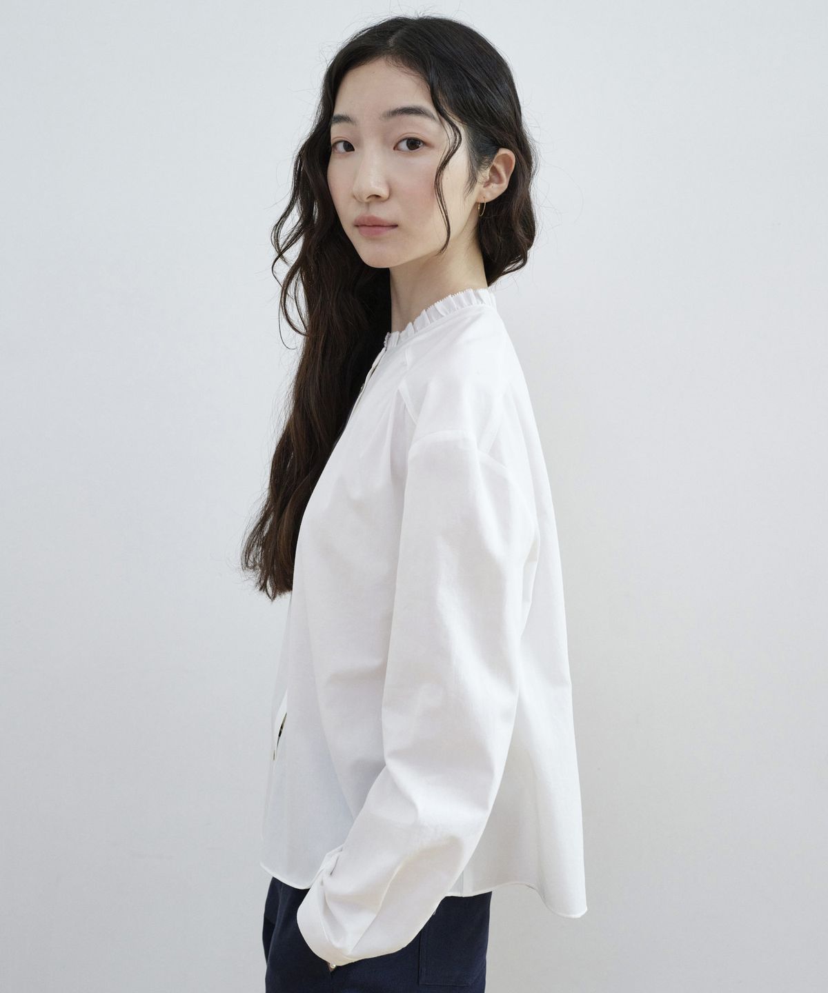 스텝어라운드(STEP AROUND) Ruffle Shirring Cotton Blouse_WHITE