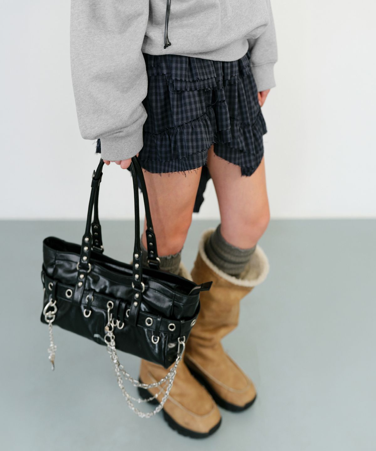 인스턴트펑크(INSTANTFUNK) [하리S PICK] RAW EDGE CHECK TIERED SKIRT - NAVY