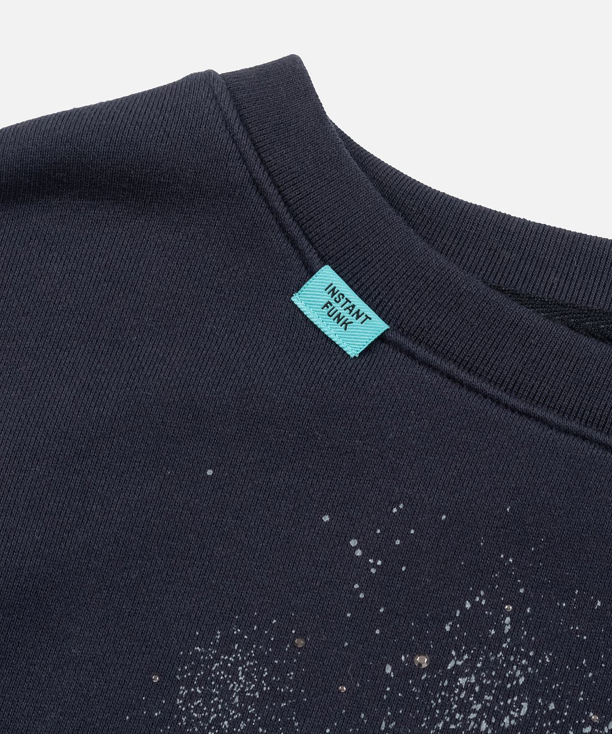 인스턴트펑크(INSTANTFUNK) GRAPHIC SCOOP NECK OFF SHOULDER SWEATSHIRTS - NAVY