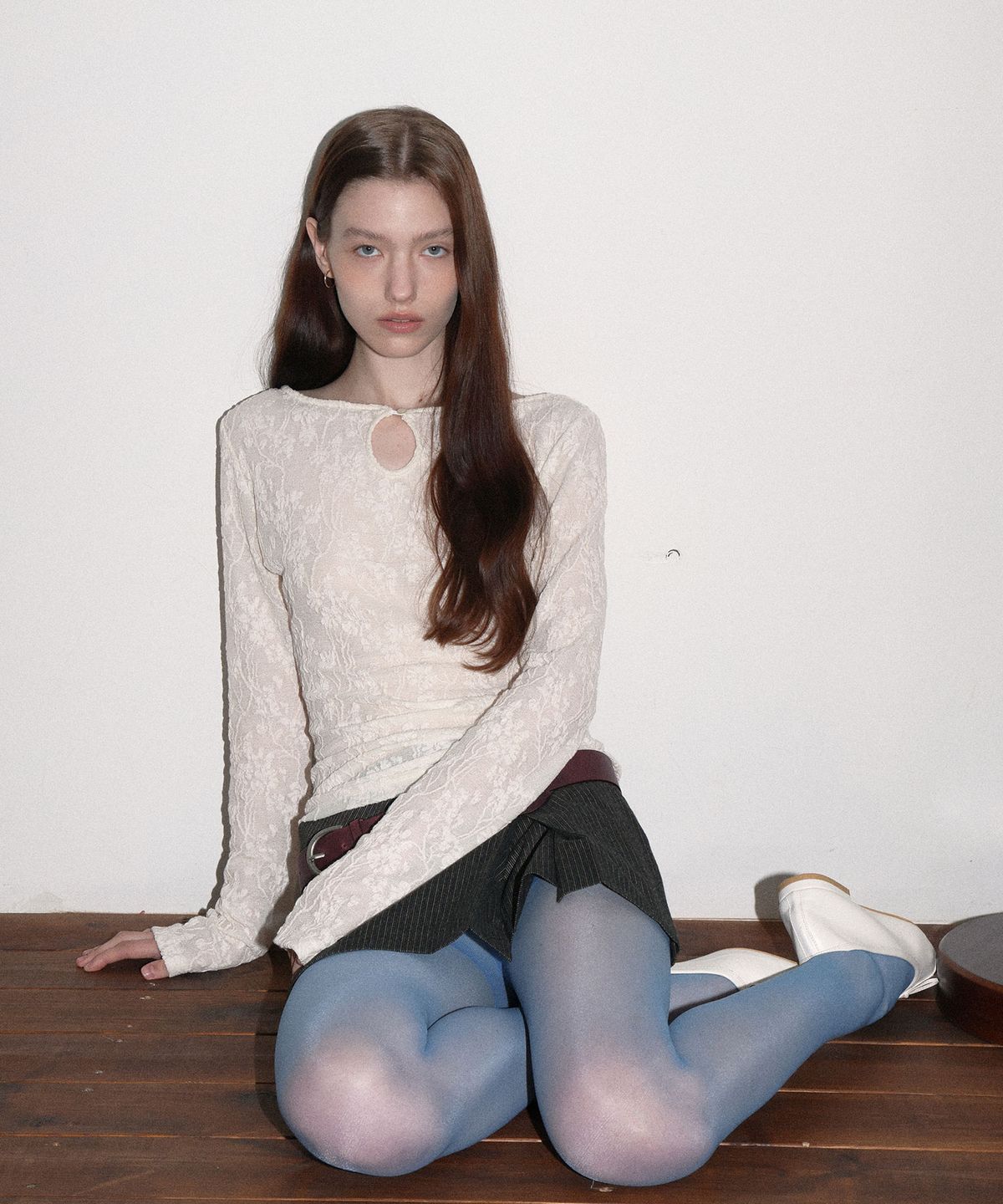 도프셉(DOFFSEPT) Floral Embroidered Keyhole Tee (Ivory)