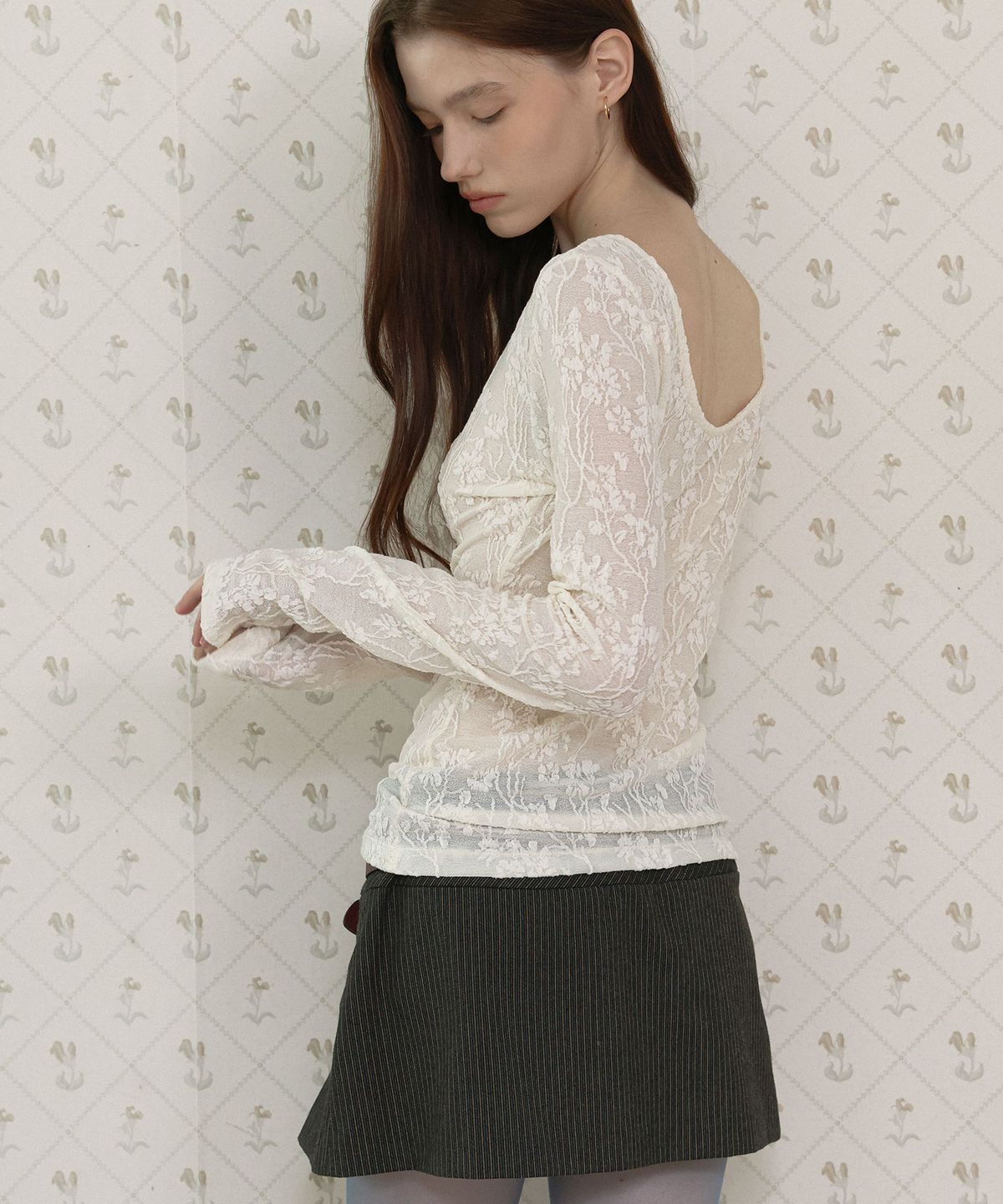 도프셉(DOFFSEPT) Floral Embroidered Keyhole Tee (Ivory)
